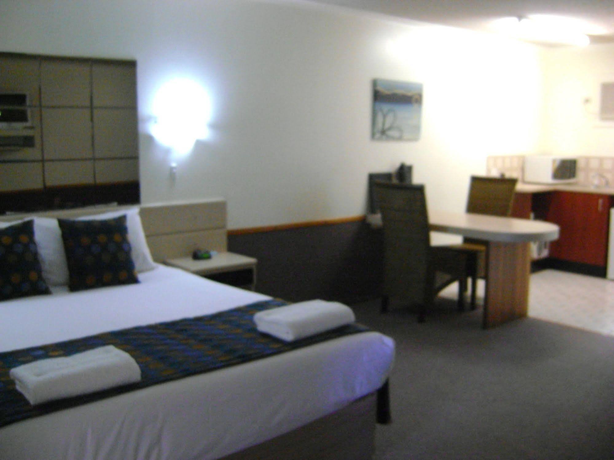 Rockhampton Court Motor Inn Bagian luar foto